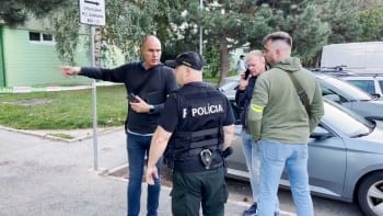 Drama v Bratislavě: Útočník střílel po lidech, vyhodil byt do vzduchu a bodl policistu