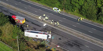 Hrozivá nehoda na anglické dálnici: Zemřela 14letá dívka a řidič, zraněné jsou desítky dětí 
