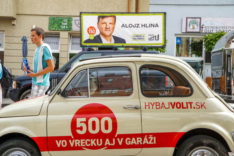 Coby propagační materiál pro slovenské hnutí OL’aNO expremiéra Igora Matoviče posloužily i staré italské vozy Fiat 500.