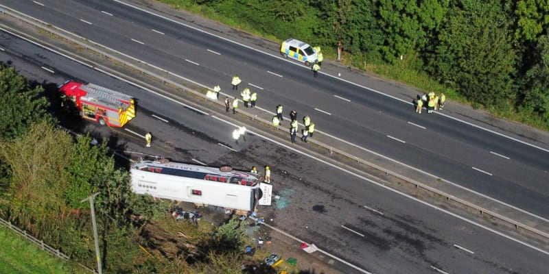 Nehoda na anglické dálnici si vyžádala dva životy a desítky raněných.