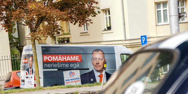 Mnozí slovenští politici v rámci kampaně oblepili i svá auta.
