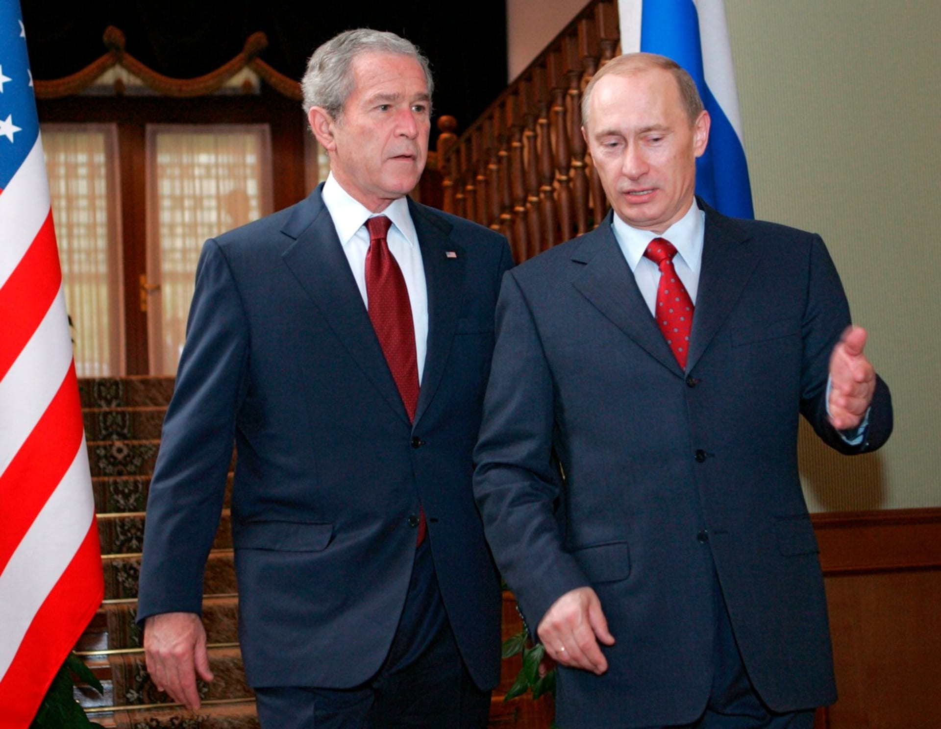Vladimir Putin (vpravo) s tehdejším americkým prezidentem George Bushem na snímku z roku 2008