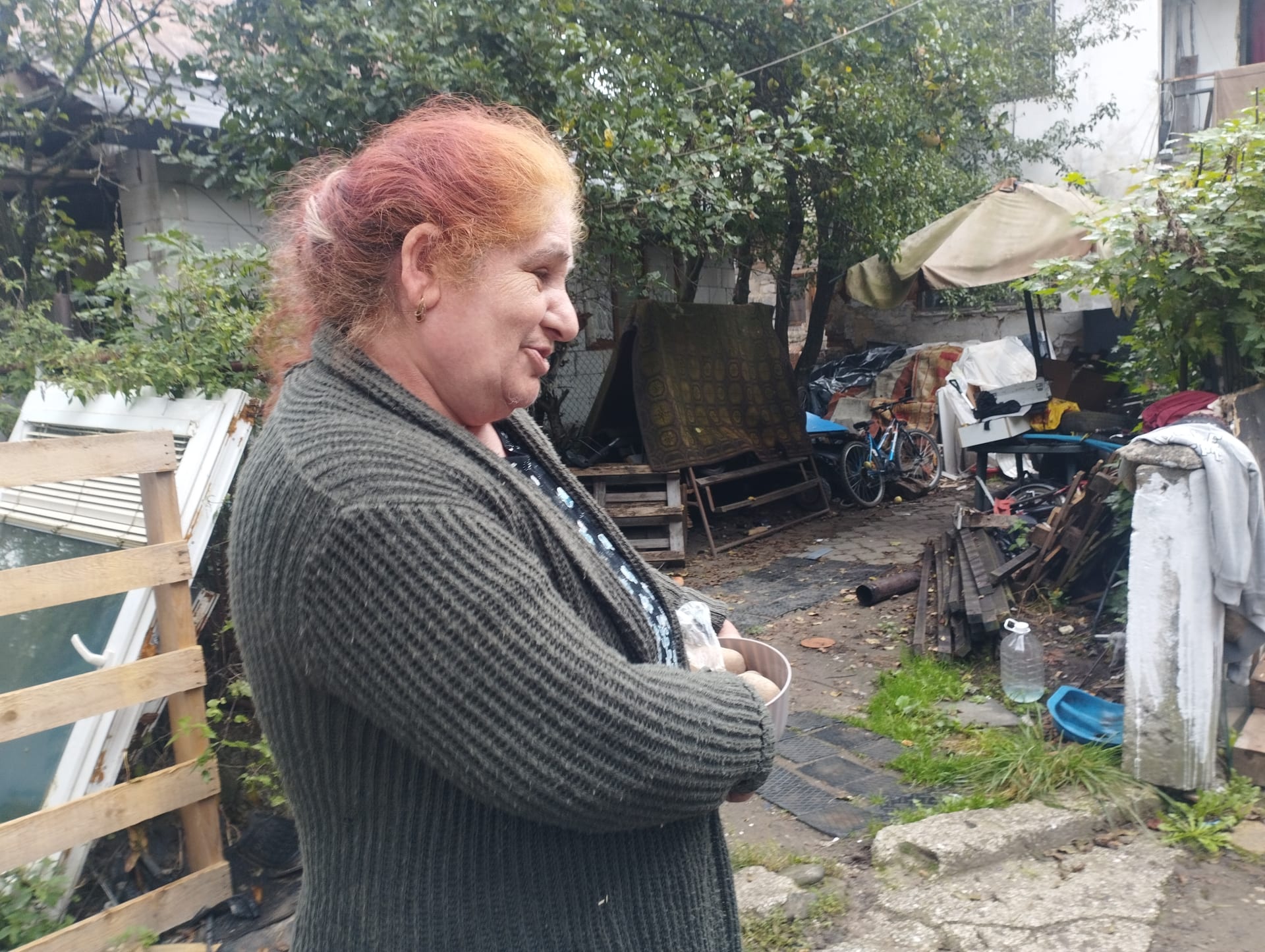 V romské osadě v obci Nesluša, 30 km od českých hranic, žije přes 100 Romů. Velká většina z nich k volbám nešla. Na snímku Mária Rácová.