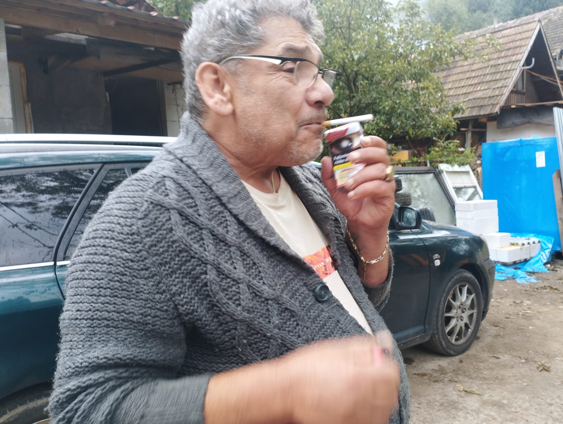 V romské osadě v obci Nesluša, 30 km od českých hranic, žije přes 100 Romů. Velká většina z nich k volbám nešla. Na snímku Tibor Rác.