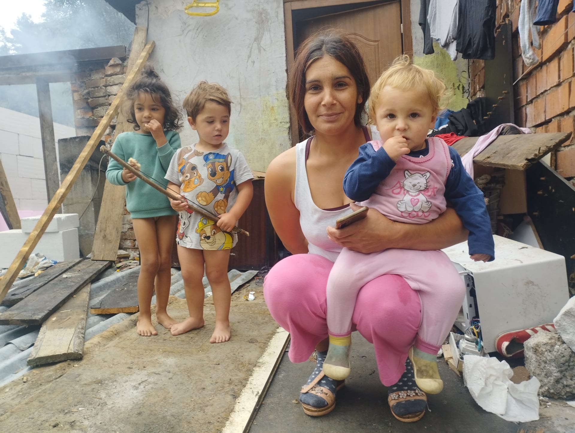 V romské osadě v obci Nesluša, 30 km od českých hranic, žije přes 100 Romů. Velká většina z nich k volbám nešla. Na snímku Dana Rácová s rodinou, celkem vychovává 8 dětí.