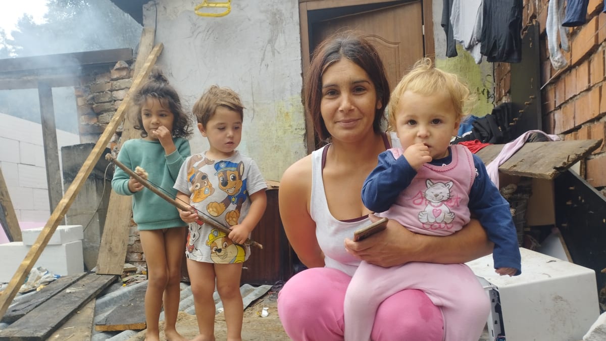 V romské osadě v obci Nesluša, 30 km od českých hranic, žije přes 100 Romů. Velká většina z nich k volbám nešla. Na snímku Dana Rácová s rodinou, celkem vychovává 8 dětí.