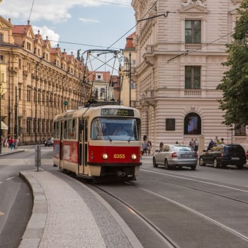 Tramvaj v Praze vjíždí do zastávky Staroměstská.
