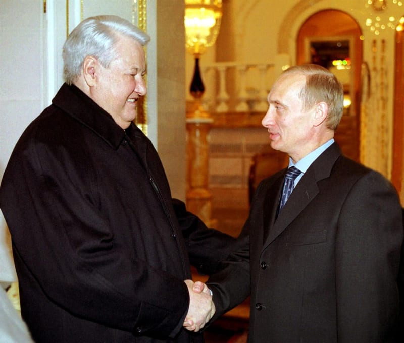 Vladimir Putin (vpravo) na snímku z roku 2000 s Borisem Jelcinem 