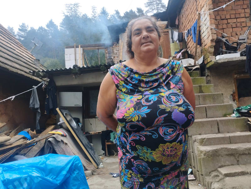 V romské osadě v obci Nesluša, 30 km od českých hranic, žije přes 100 Romů. Velká většina z nich k volbám nešla. Na snímku Marta Rácová.
