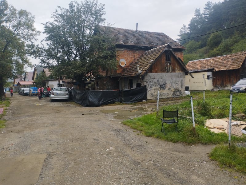 V romské osadě v obci Nesluša, 30 km od českých hranic, žije přes 100 Romů.
