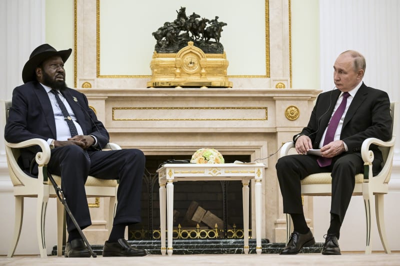 Prezident Jižního Súdánu Salva Kiir s Vladimirem Putinem.