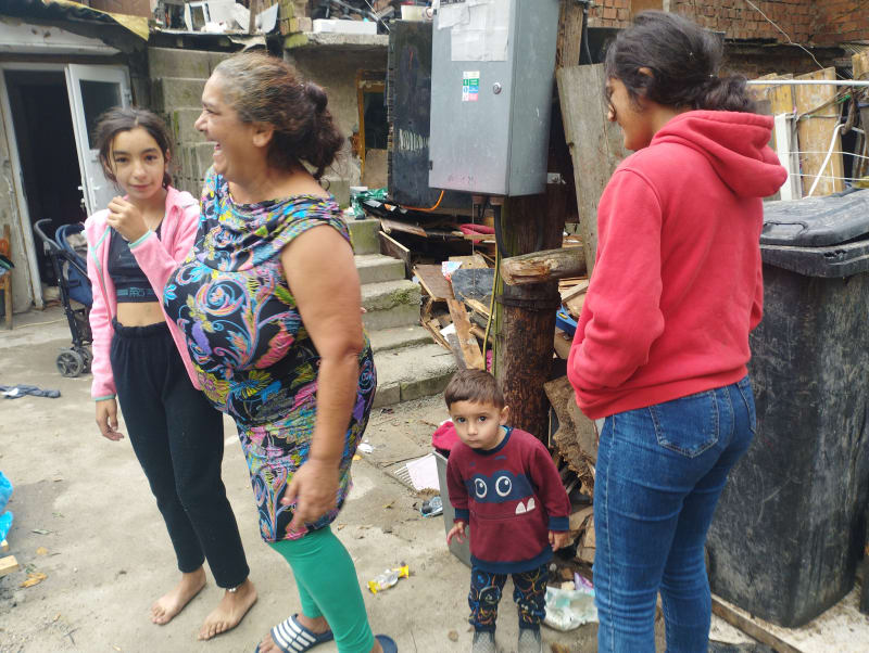 V romské osadě v obci Nesluša, 30 km od českých hranic, žije přes 100 Romů. Velká většina z nich k volbám nešla. Na snímku Marta Rácová s vnučkami.