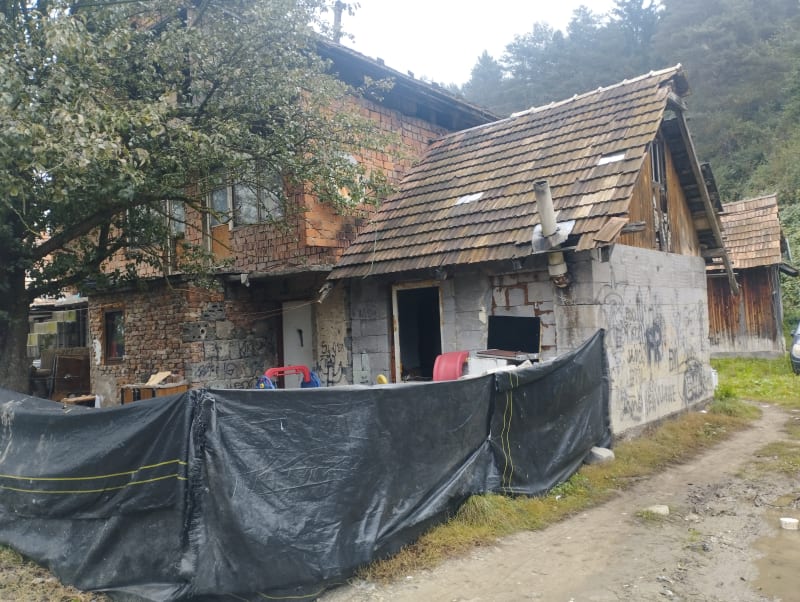 V romské osadě v obci Nesluša, 30 km od českých hranic, žije přes 100 Romů.