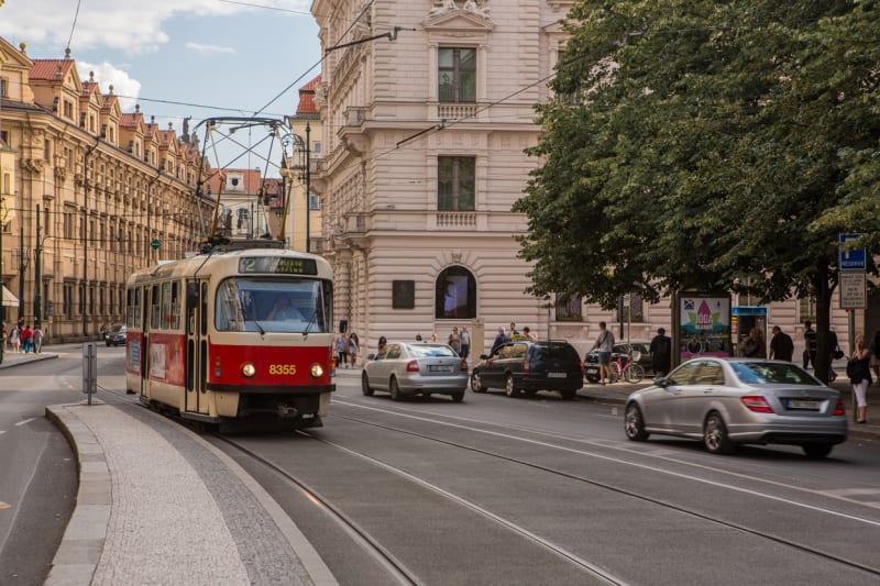 Tramvaj v Praze vjíždí do zastávky Staroměstská.