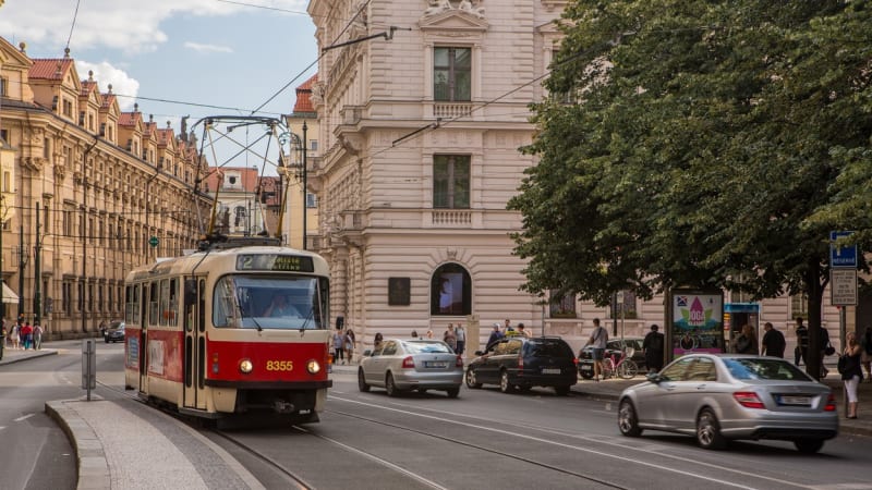 Tramvajový chaos v Praze: Výluky ochromí dopravu na měsíce. Podívejte se, co všechno se mění