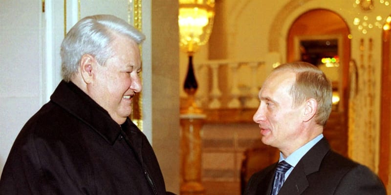 Vladimir Putin (vpravo) na snímku z roku 2000 s Borisem Jelcinem 