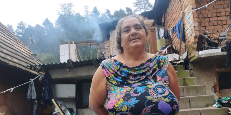 V romské osadě v obci Nesluša, 30 km od českých hranic, žije přes 100 Romů. Velká většina z nich k volbám nešla. Na snímku Marta Rácová.