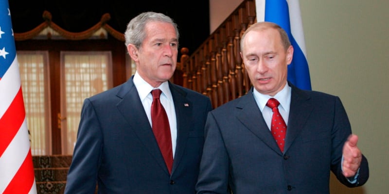 Vladimir Putin (vpravo) s tehdejším americkým prezidentem George Bushem na snímku z roku 2008