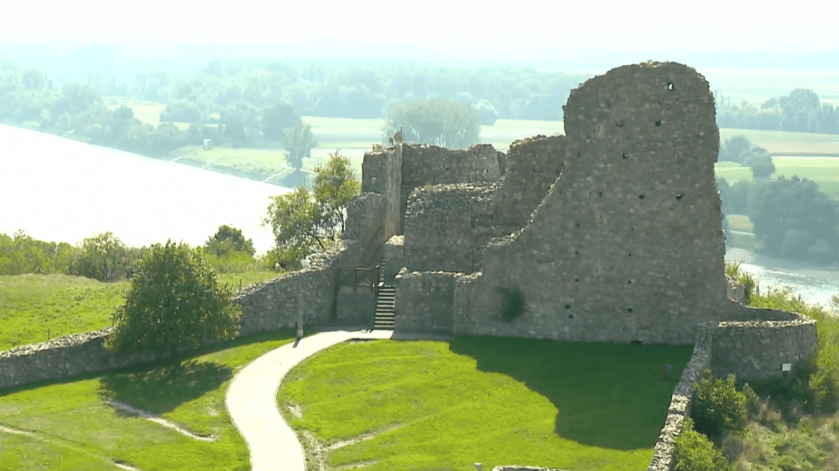 Děvínský hrad je jedním z důvodů, proč by Bratislava neměla chybět na seznamu žádného nadšeného cestovatele.