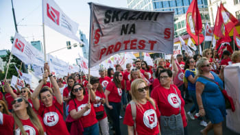 Tisíce lidí v ulicích. Ve Varšavě se dva týdny před volbami demonstruje proti vládě