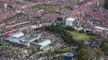 Milion lidí v ulicích. Ve Varšavě se dva týdny před volbami demonstrovalo proti vládě