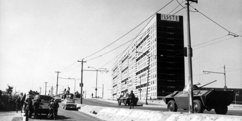Vojenské jednotky ve čtvrti Tlatelolco, 2. října 1968