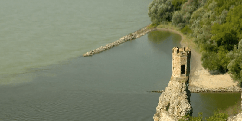 Soutok řek Morava a Dunaj, nad nimiž se tyčí panenská věž hradu Devínl