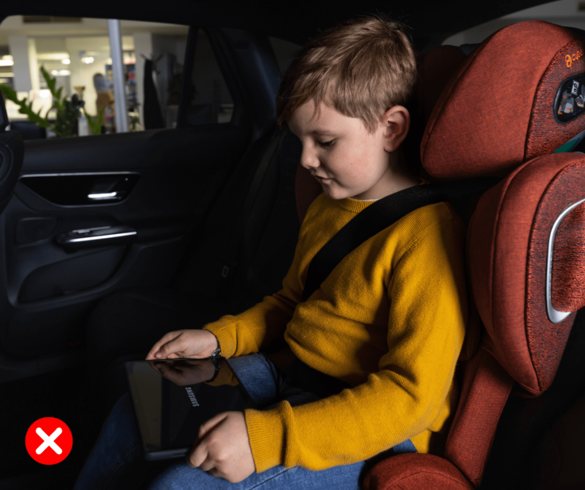 Tvrdé hračky (vč. telefonů a tabletů) dětem za jízdy nepatří do ruky.