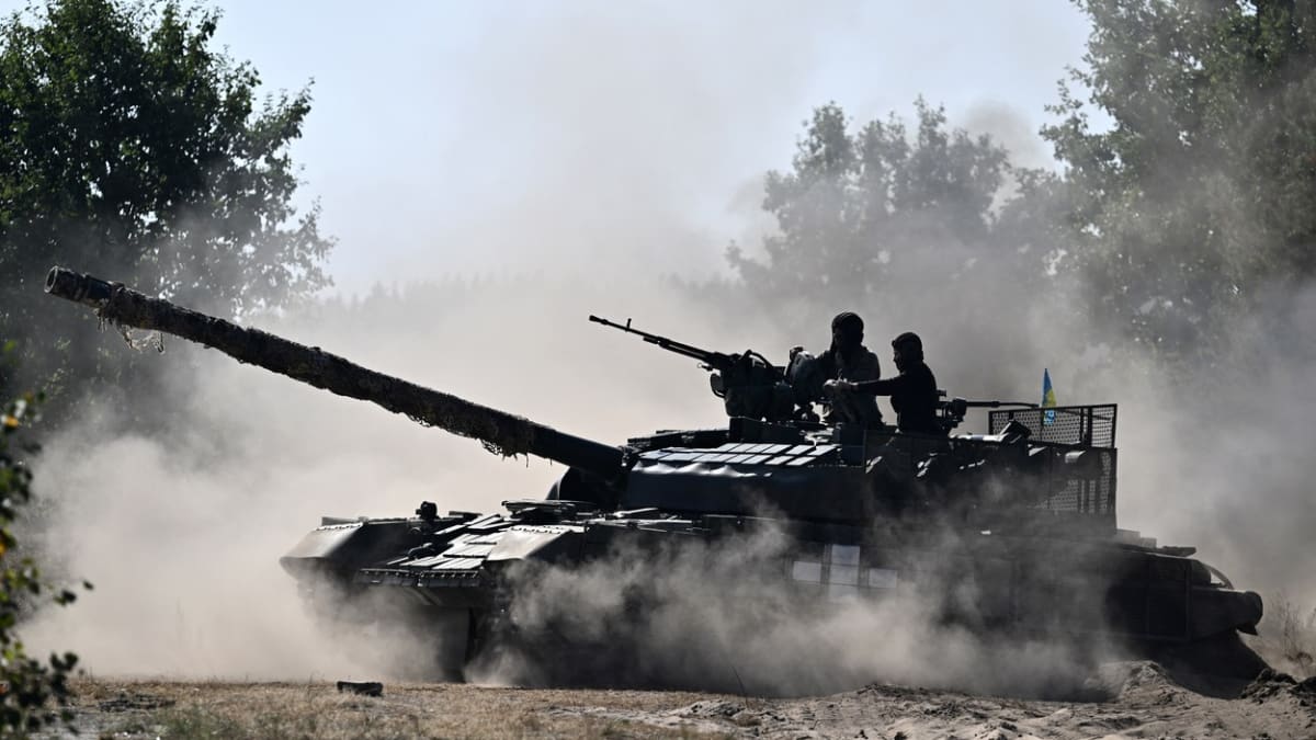 Ukrajinský tank během cvičení u Kyjeva (27. 9. 2023)