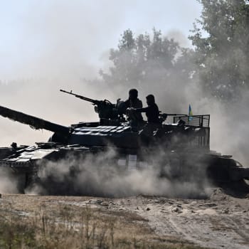 Ukrajinský tank během cvičení u Kyjeva (27. 9. 2023)