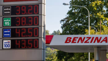Levný benzin, potraviny i neřesti. Předvolební boj v Polsku graduje, těží z něj i Češi