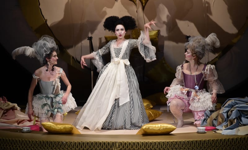 Pěvkyně v operní inscenaci Cosi fan tutte