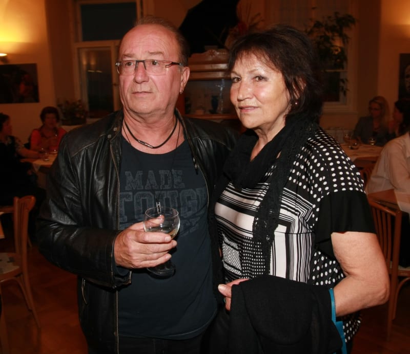 Petr Janda na snímku se zpěvačkou Martou Kubišovou.