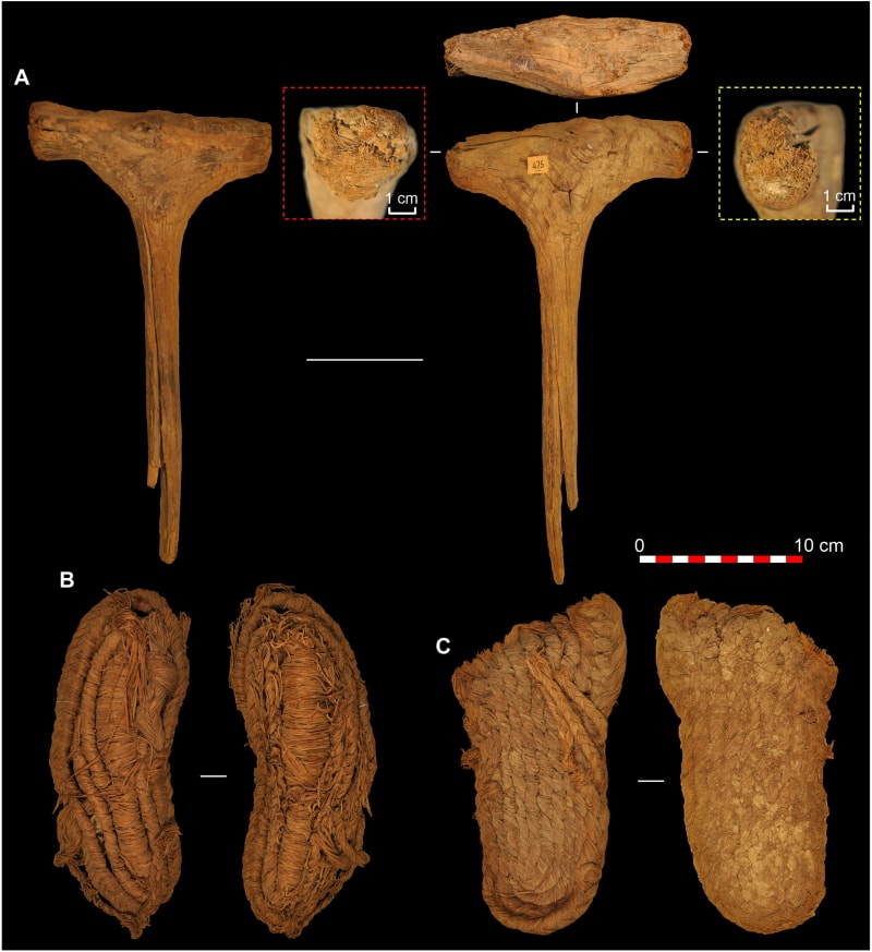 Nalezené sandály (dole) a další artefakty