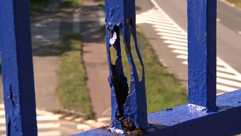 Vysmívaná oprava hradeckého mostu: Rzí prožrané zábradlí silničáři kamuflovali barvou
