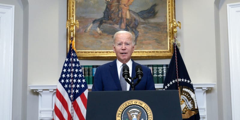 Americký prezident Joe Biden ujistil Ukrajinu, že pomoc bude pokračovat.