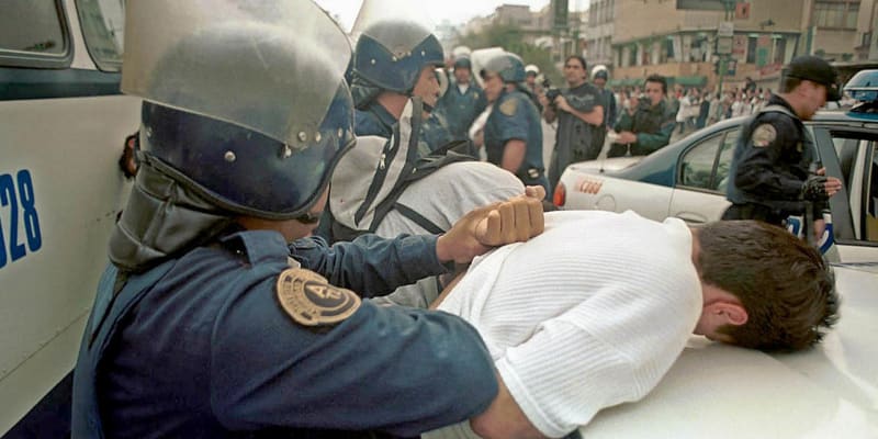 Zákrok policie proti demonstrantům na výročí masakru z roku 1968