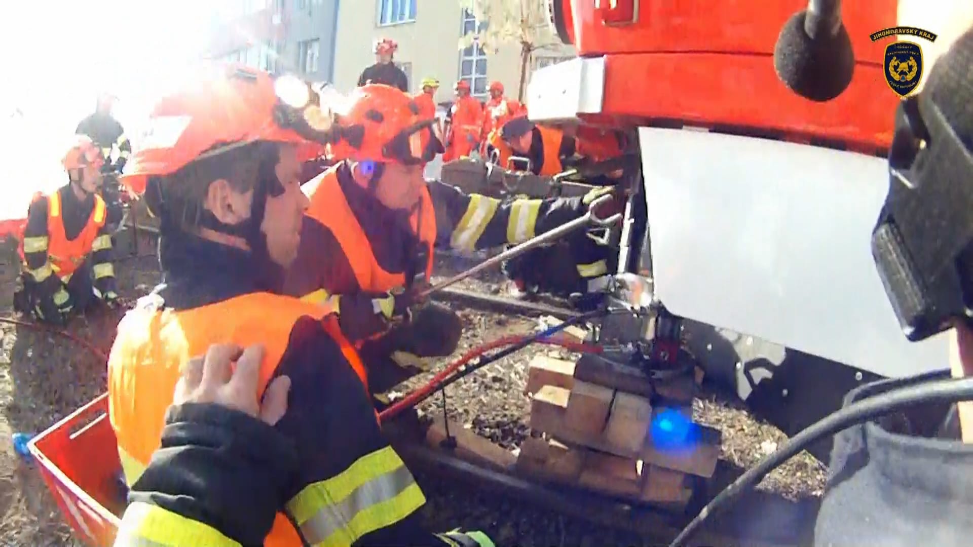 Dramatická záchrana mladíka zpod tramvaje v Brně