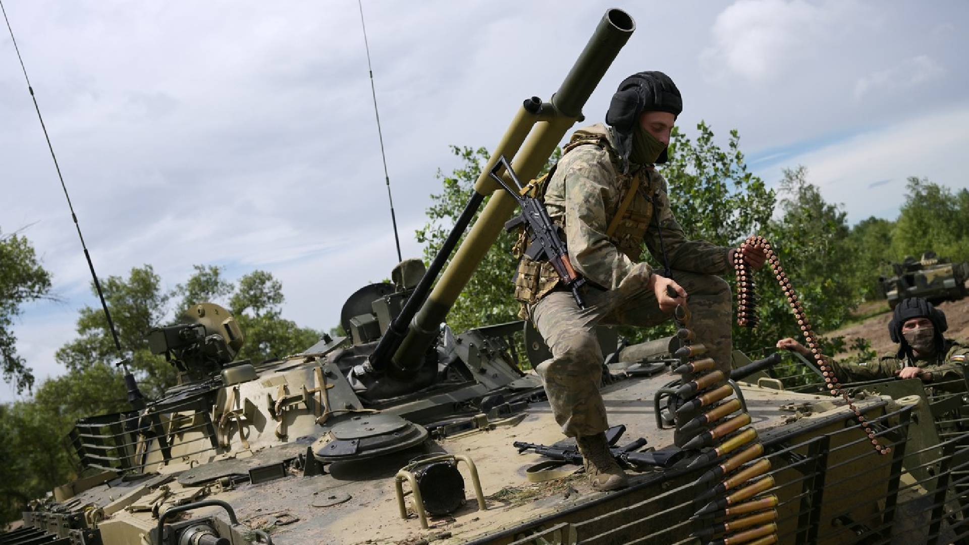 Ruská posádka doplňuje munici do svého BMP-3