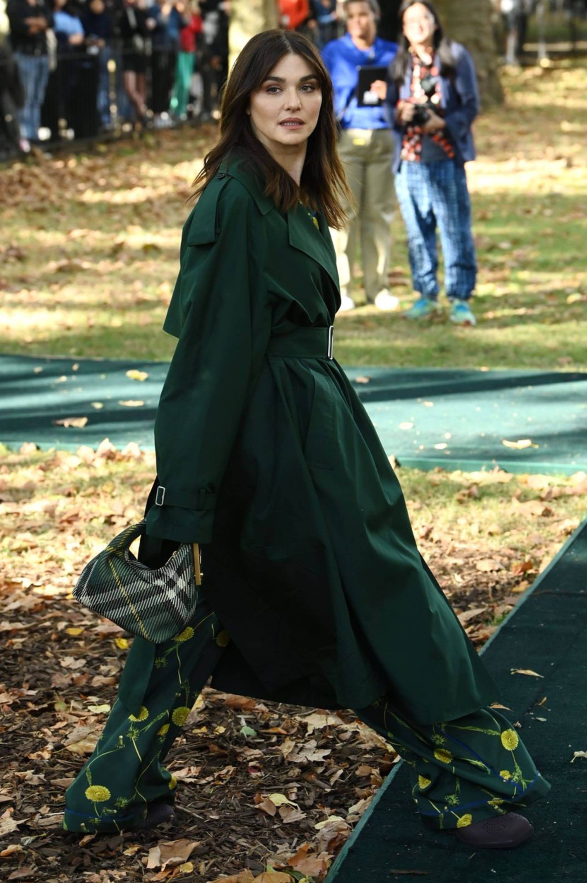 Herečka Rachel Weisz v zelenkavém kabátku na přehlídce značky Burberry.
