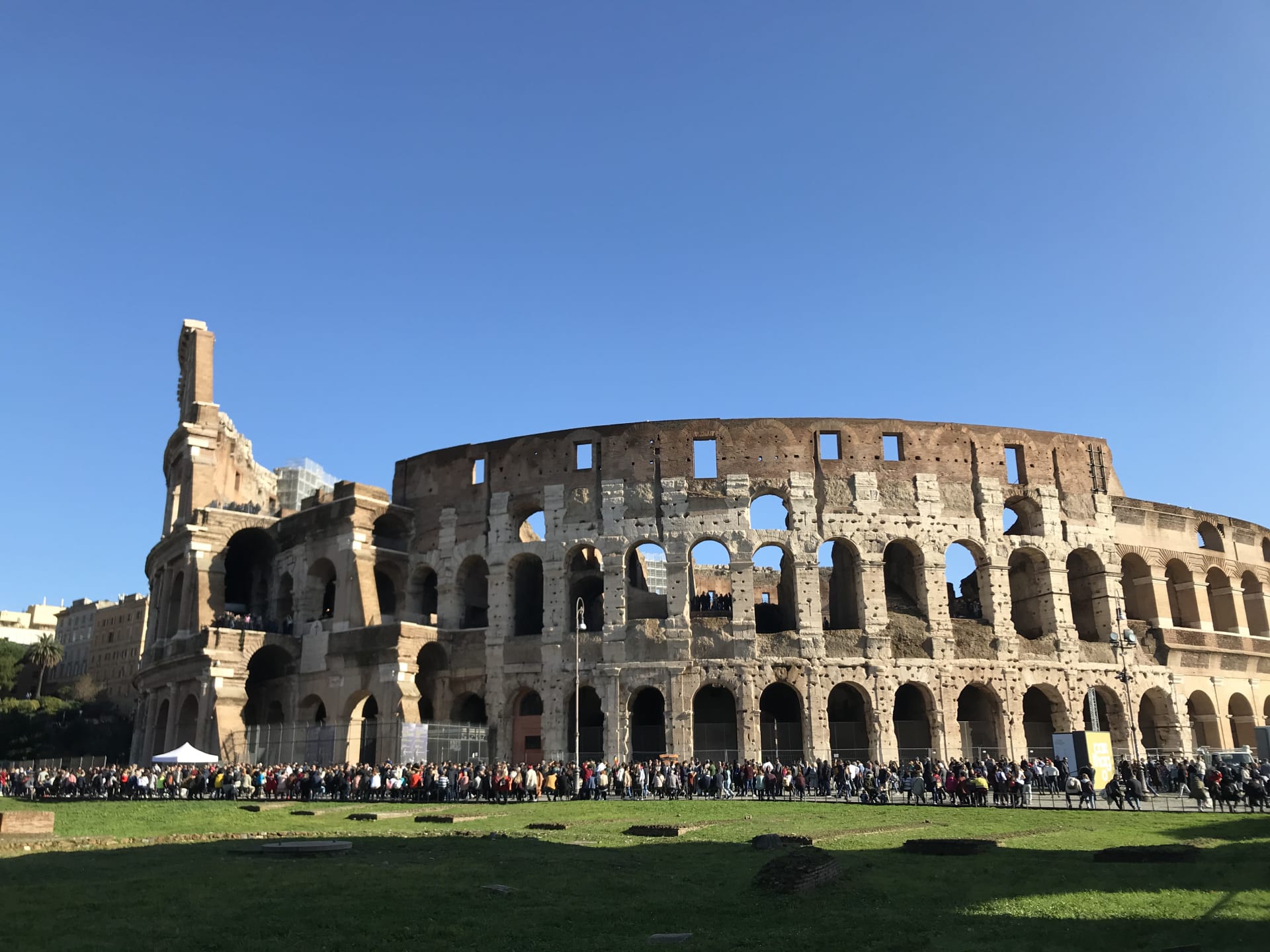U oblíbeného Kolosea v Římě se tvoří obrovské fronty.