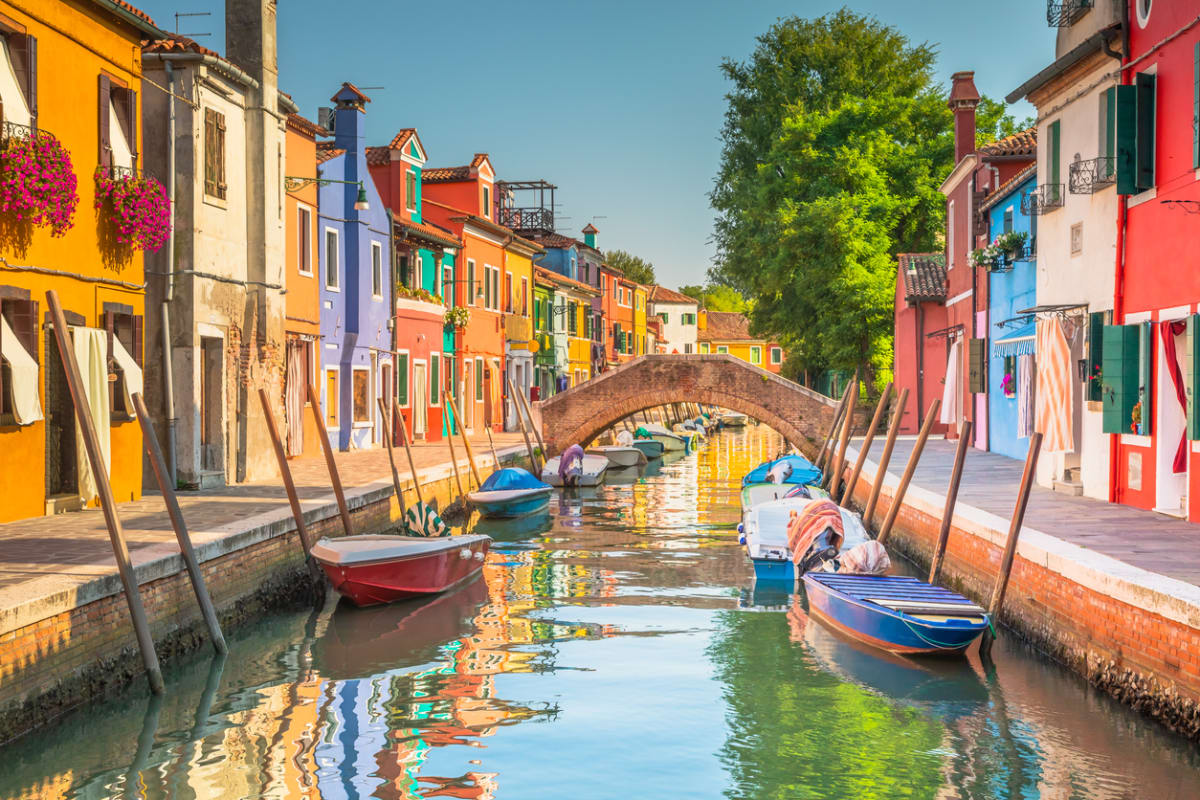 Ostrov Burano v Benátkách a barevné domky