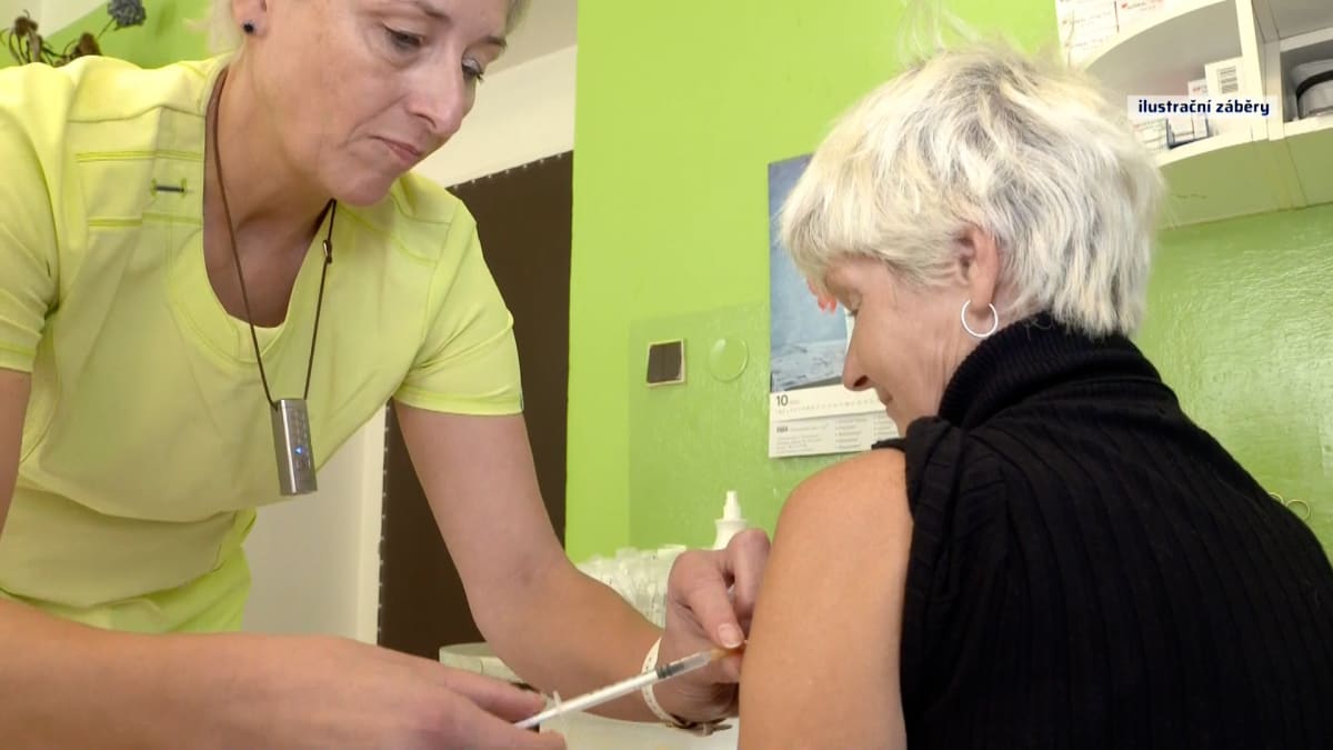 Praktičtí lékaři nechtějí očkovat proti covidu. Zejména seniorům tak stavějí zbytečné bariéry