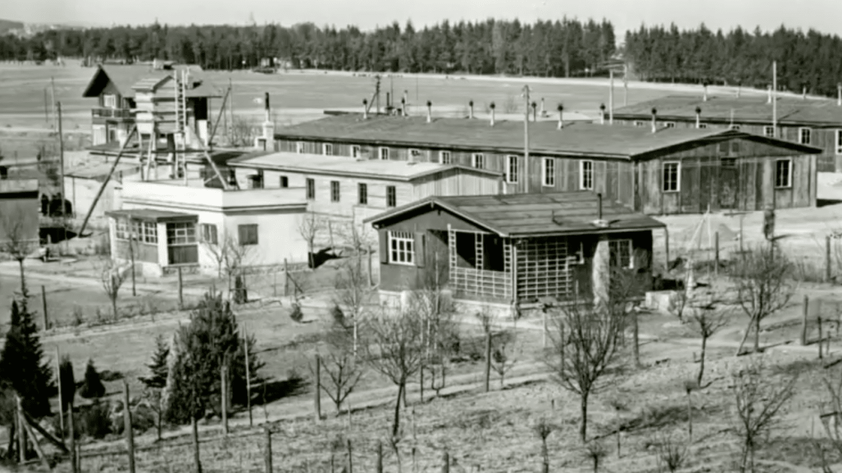 Historická fotografie koncentračního tábora v Hradištku