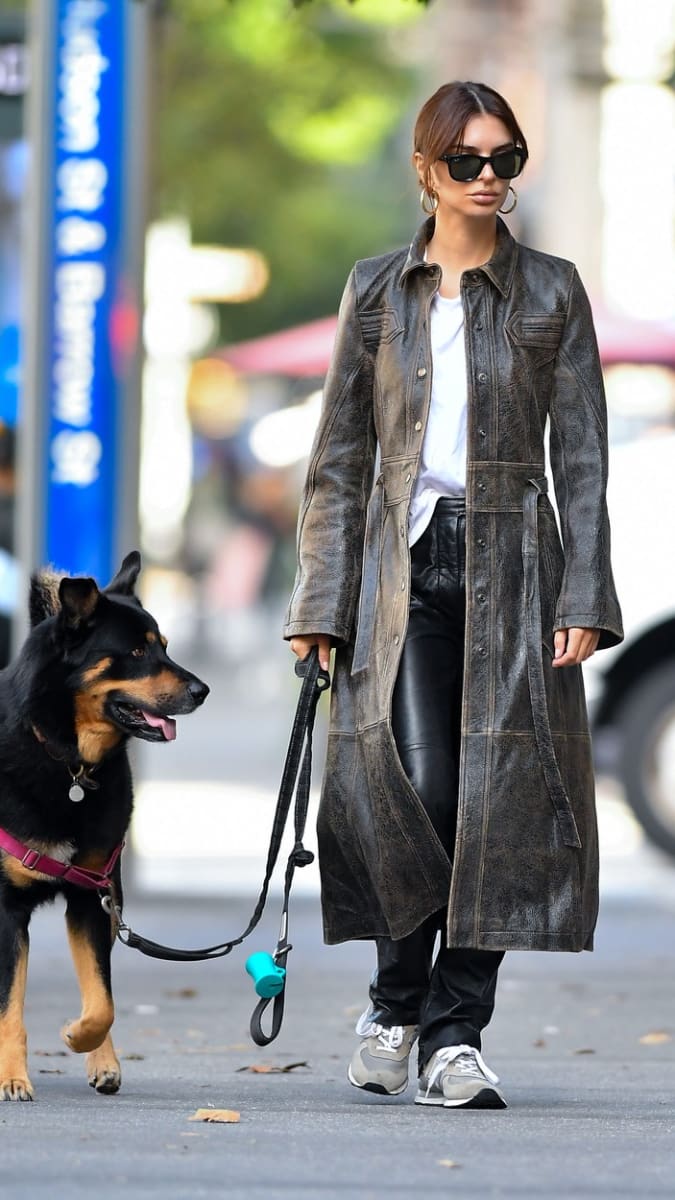 Takhle si vyrazila na procházku vždy stylová modelka Emily Ratajkowski.