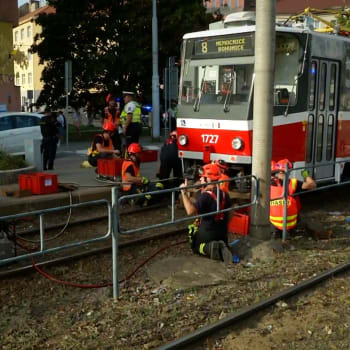 Dramatická záchrana mladíka zpod tramvaje v Brně.