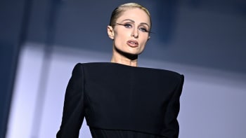 Paris Hilton v korzetu i odhalené bradavky. Odvážná přehlídka oslavila lásku k vlastnímu tělu