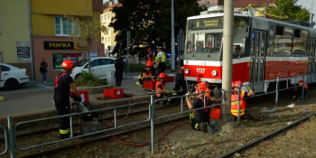 Tramvaj v Brně srazila mladíka. Dlouhé minuty zůstal zaklíněný pod několikatunovou soupravou