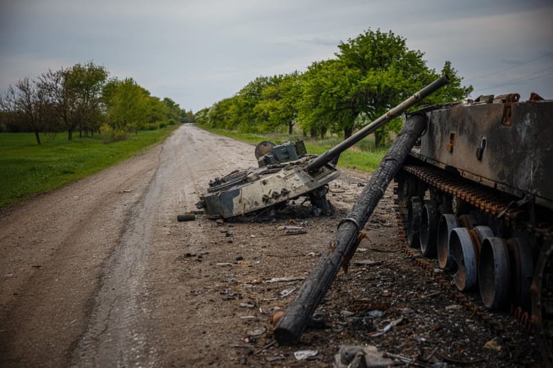 Zničené bojové vozidlo pěchoty BMP-3 s odhozenou věží