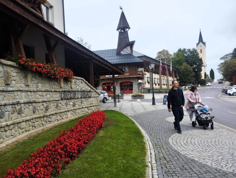 Stará Bystrica, obec nedaleko českých hranic, ve které Robert Fico získal volební rekord. Ve třítisícové obci získal 54 procent hlasů. Nadpoloviční většinu. Na snímku náměstí.